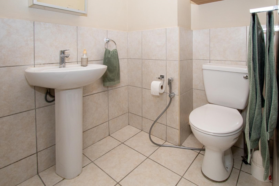 To Let 1 Bedroom Property for Rent in Zonnebloem Western Cape